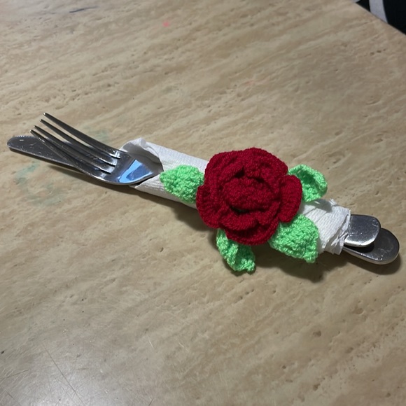 Crochet rose napkin rings - Picture 2 of 4